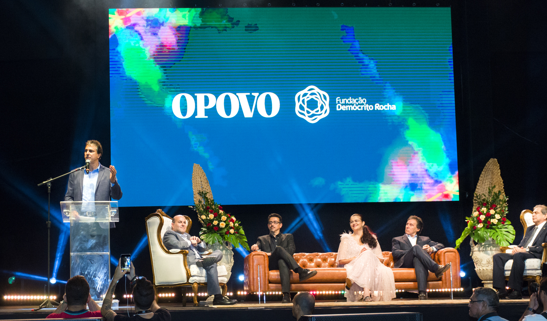 várias pessoas num palco